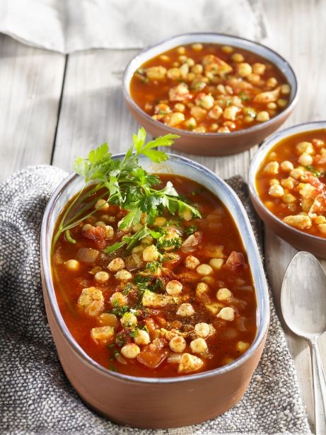 Garbanzos estofados con pollo marinado