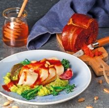 Bacallà confitat amb salsa de sobrassada i mel