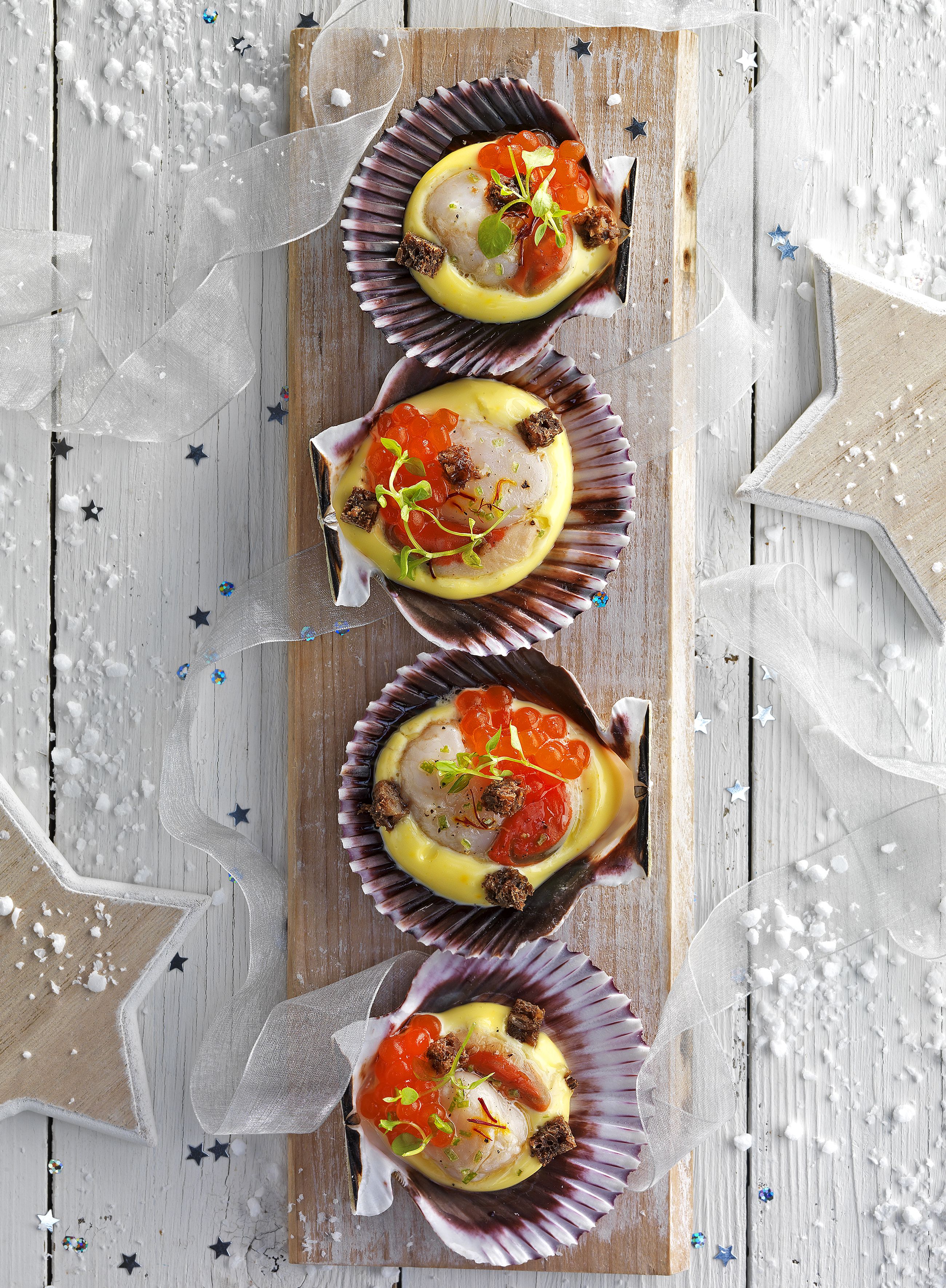 Mossos de vieira amb maionesa de safrà i ous de salmó