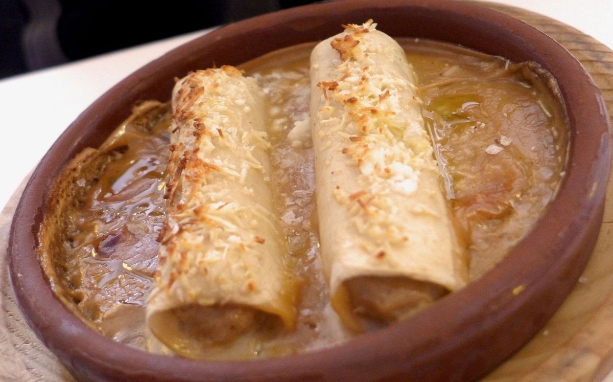 Canelons de la casa amb beixamel de ceps, oli d’alls i sal d’herbes