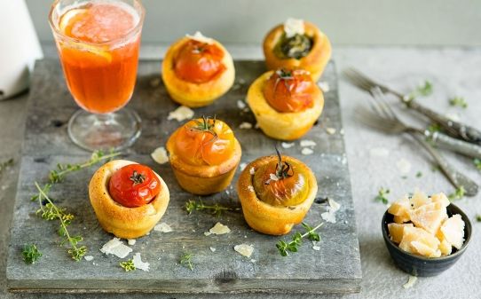 Mossegades de focaccia amb parmigiano reggiano, romaní i tomàquets 'cherry'