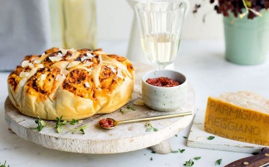 Coca salada de roses de parmigiano reggiano, paté de tomàquet sec i ametlles