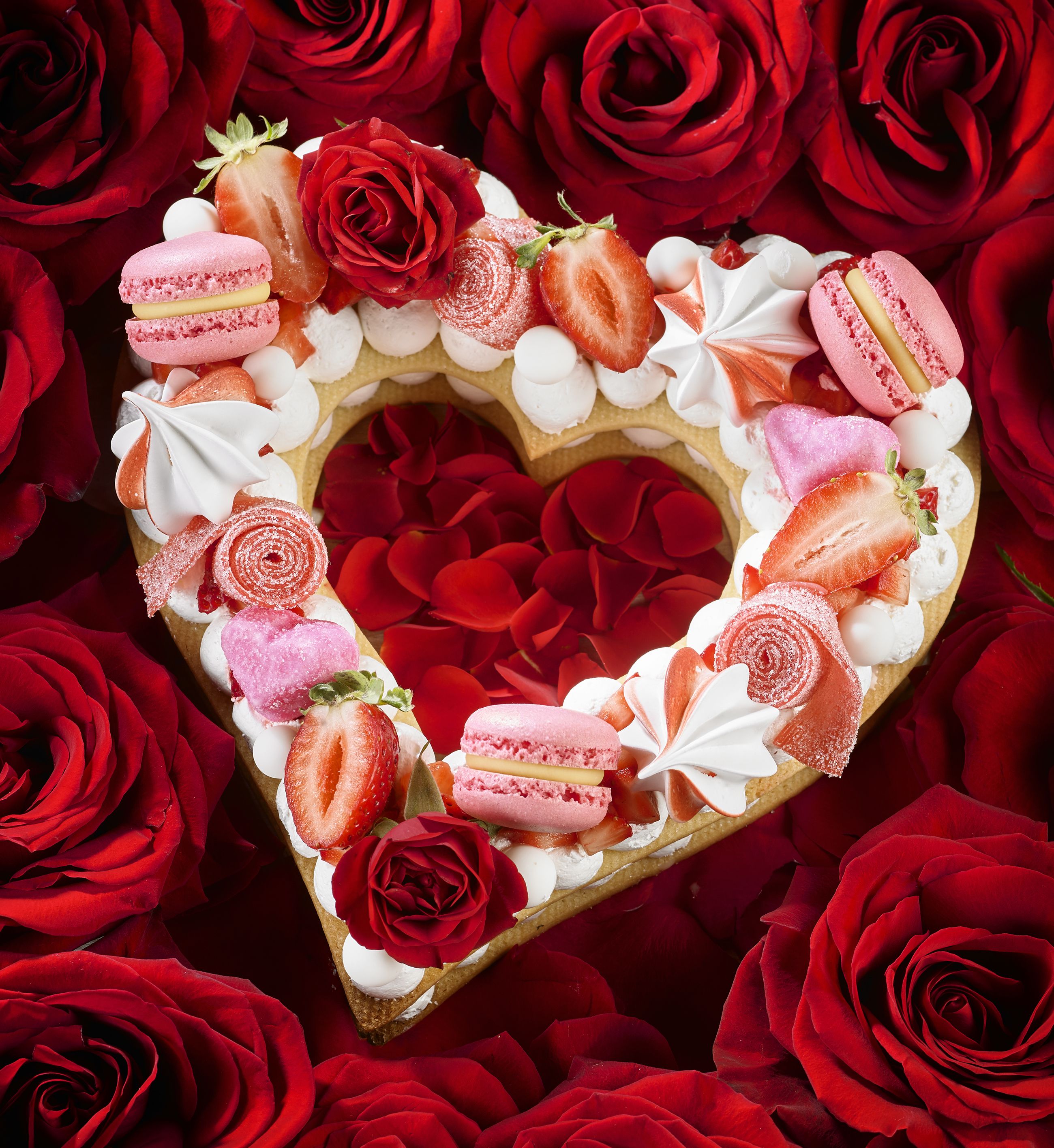 Pastís amb cor de galeta i rosa