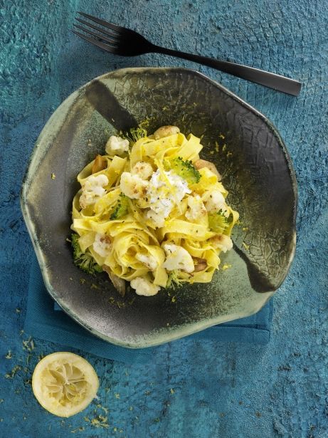 Tallarines amb llimona i verdures d'hivern i ricotta