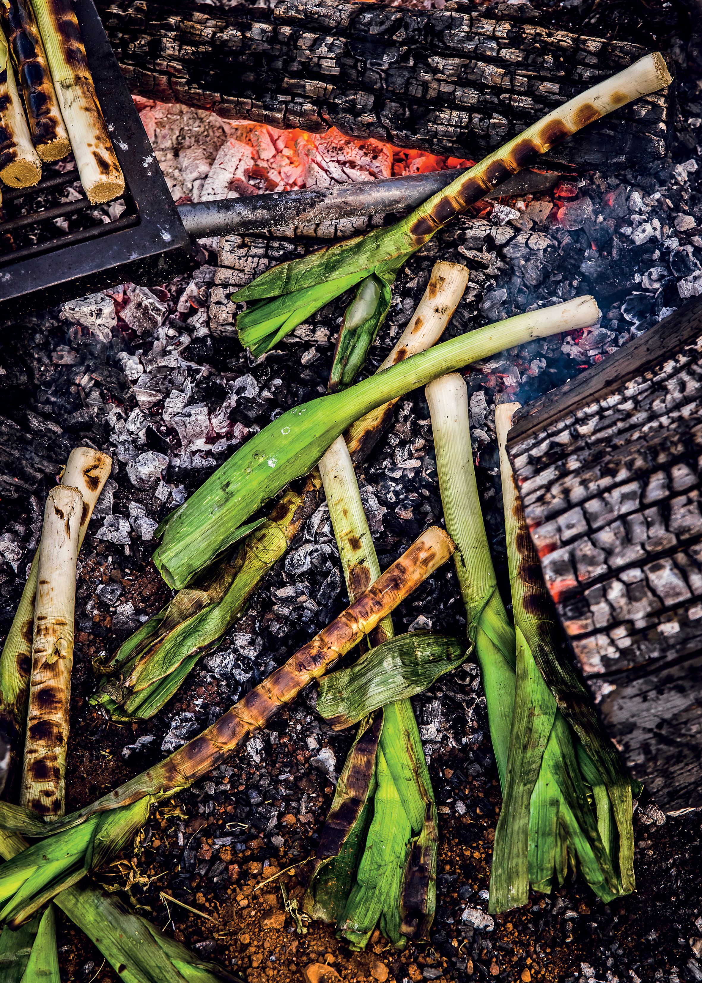 Els calçots són una menja popular