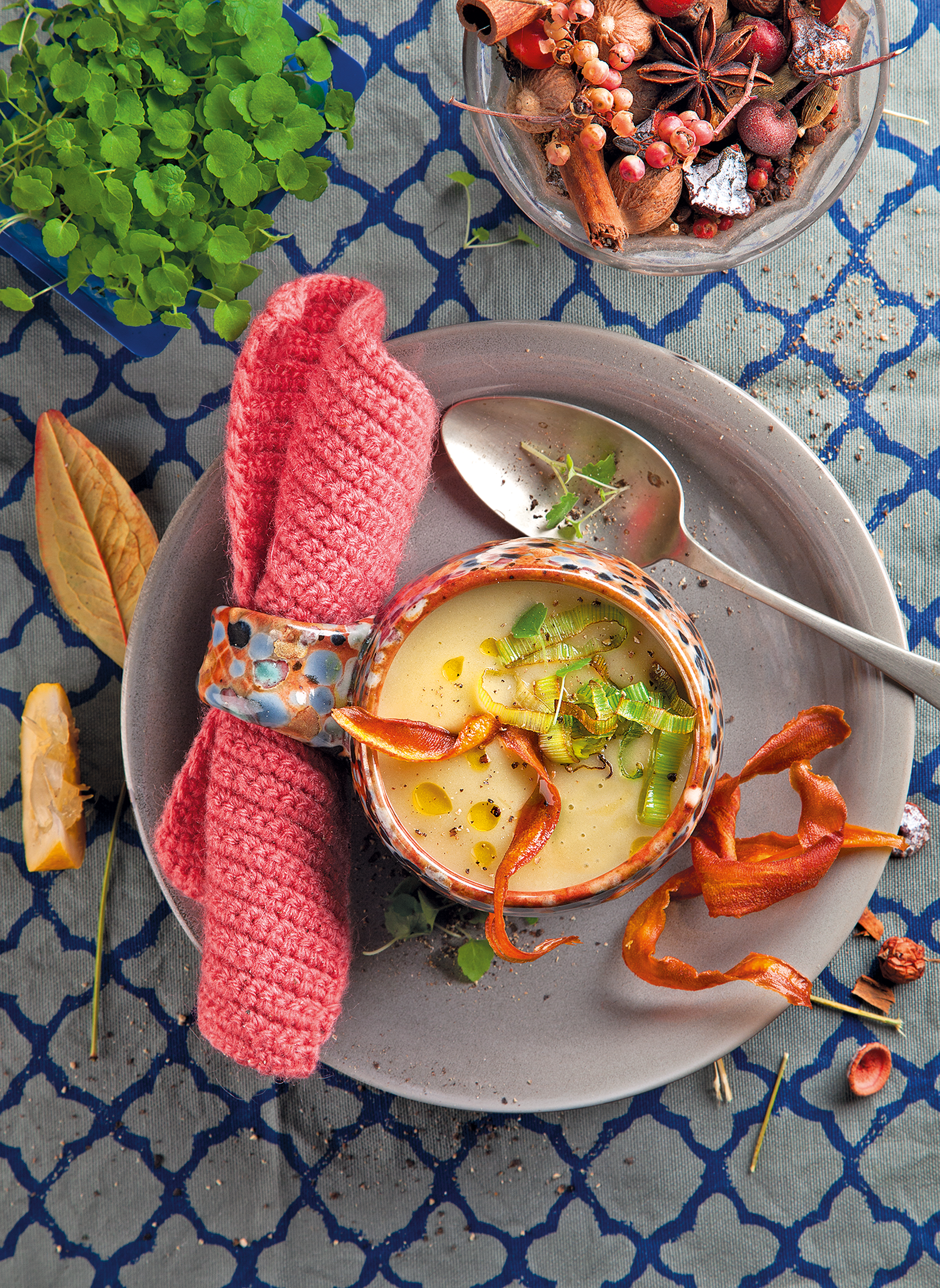 Crema de xirivia amb poma i xips de moniato