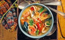 Sopa de marisc amb llet de coco