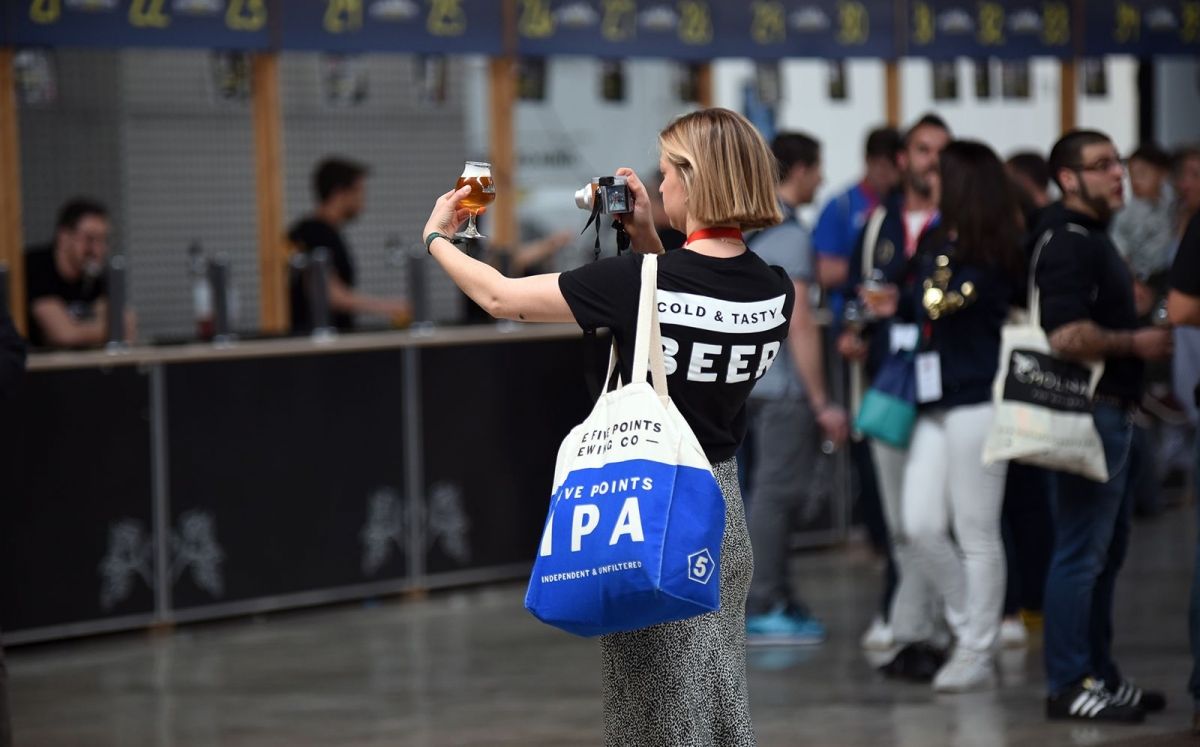 Dona fotografiant una de les cerveses del festival 2019