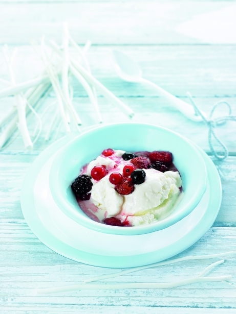 Helado de yogur con fruta roja salteada