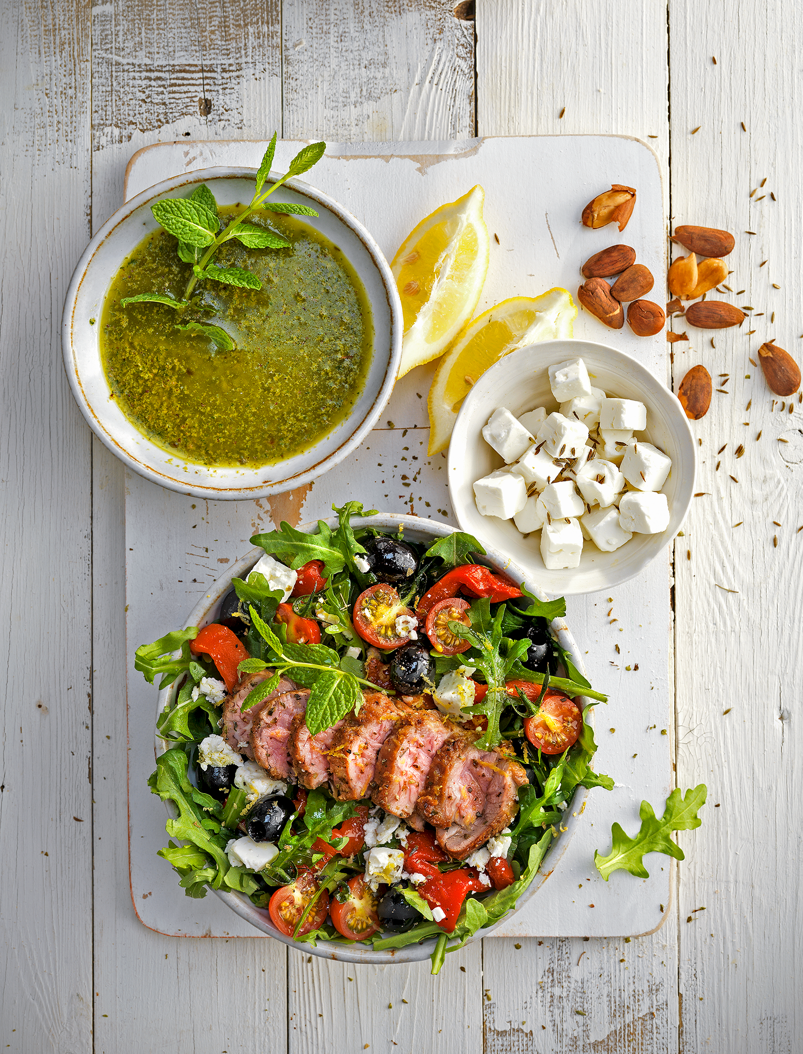 Amanida de xai a la grega amb pesto de menta