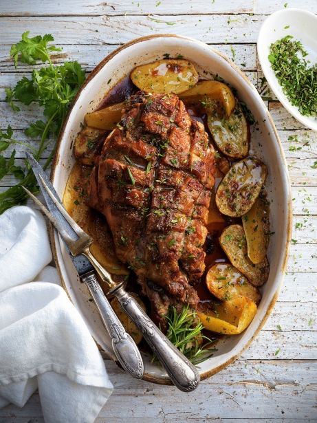 Cuixa de xai al forn amb herbes fresques, patates i pomes