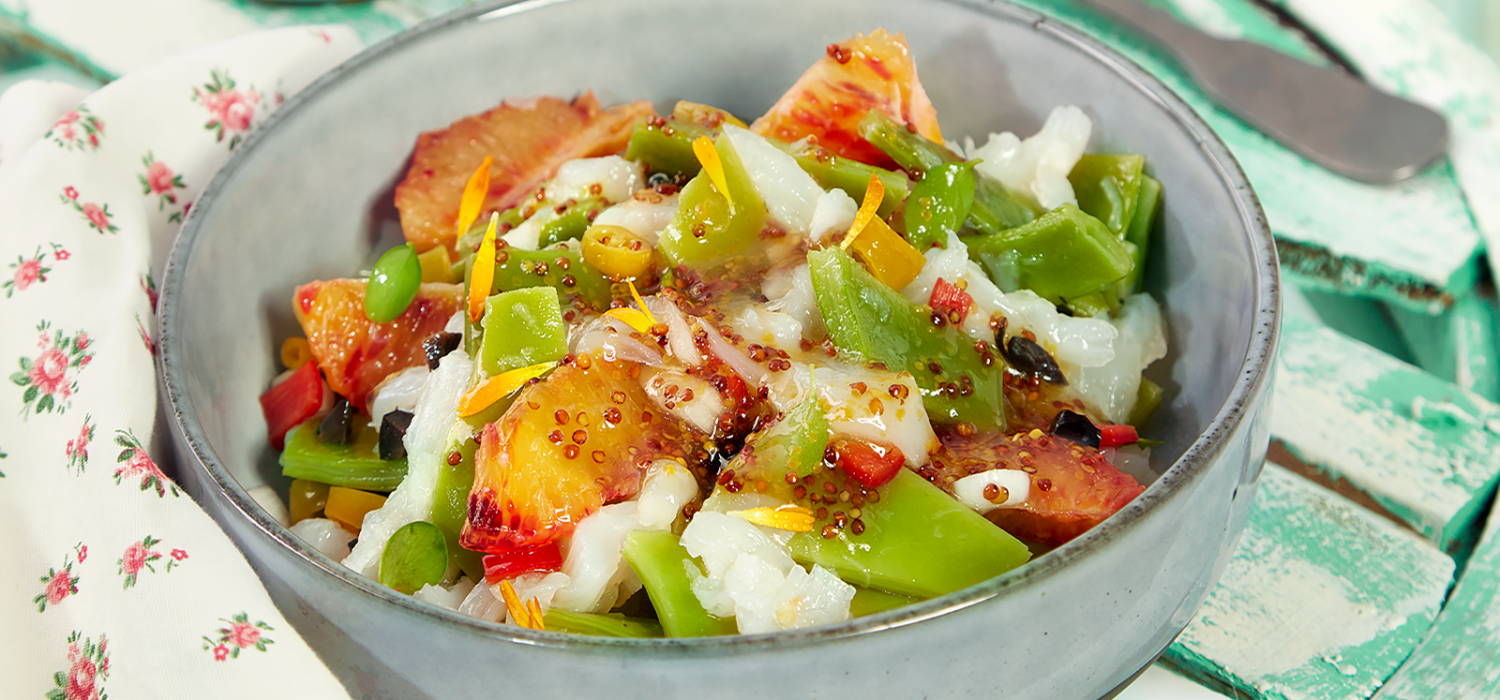 Amanida de mongetes tendres i taronja amb bacallà esqueixat