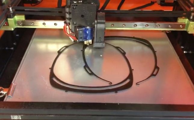 Una de les impresores 3D de Torres fent un arc facial