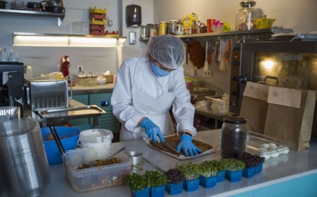 Ada Parellada ofereix un 'delivery' al personal sanitari © Enrique Marco