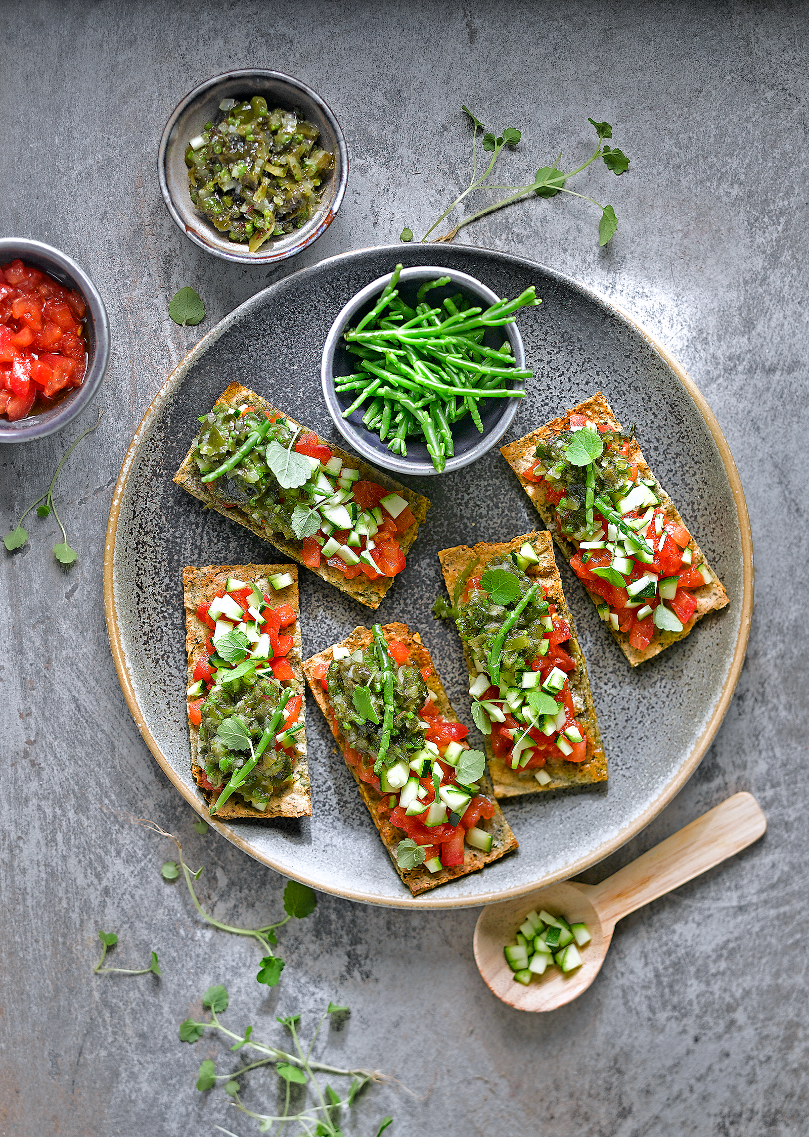 Crackers de fajol amb tomàquet marinat i tàrtar d'algues