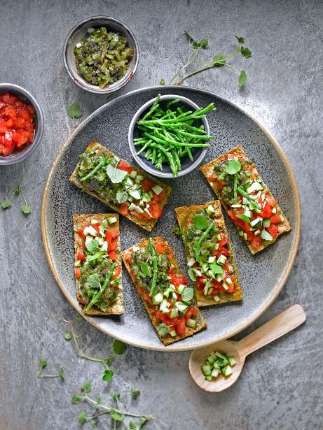 Crackers de fajol amb tomàquet marinat i tàrtar d'algues