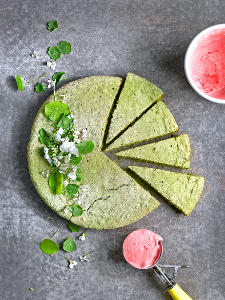 Pastís de te matxa i ametlles amb sorbet de maduixots