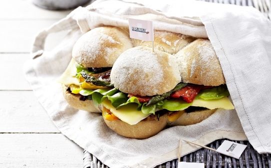 Bocadillo de verduras a la parrilla y Le Gruyère AOP Bocadillo de verduras a la parrilla y Le Gruyère AOP