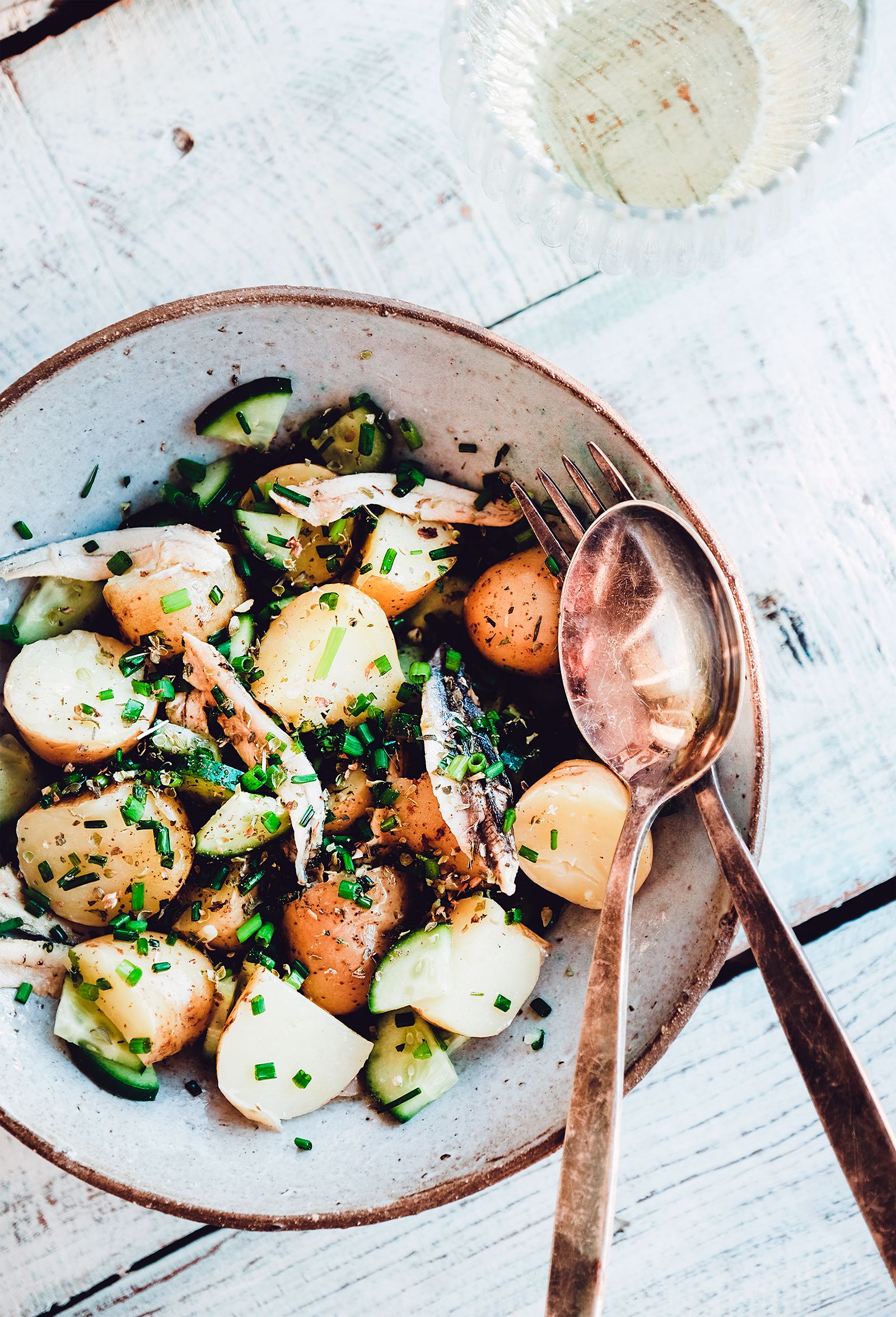 Amanida de patata, cogombre i seitons amb vinagreta d'herbes