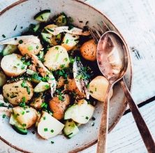 Amanida de patata, cogombre i seitons amb vinagreta d'herbes