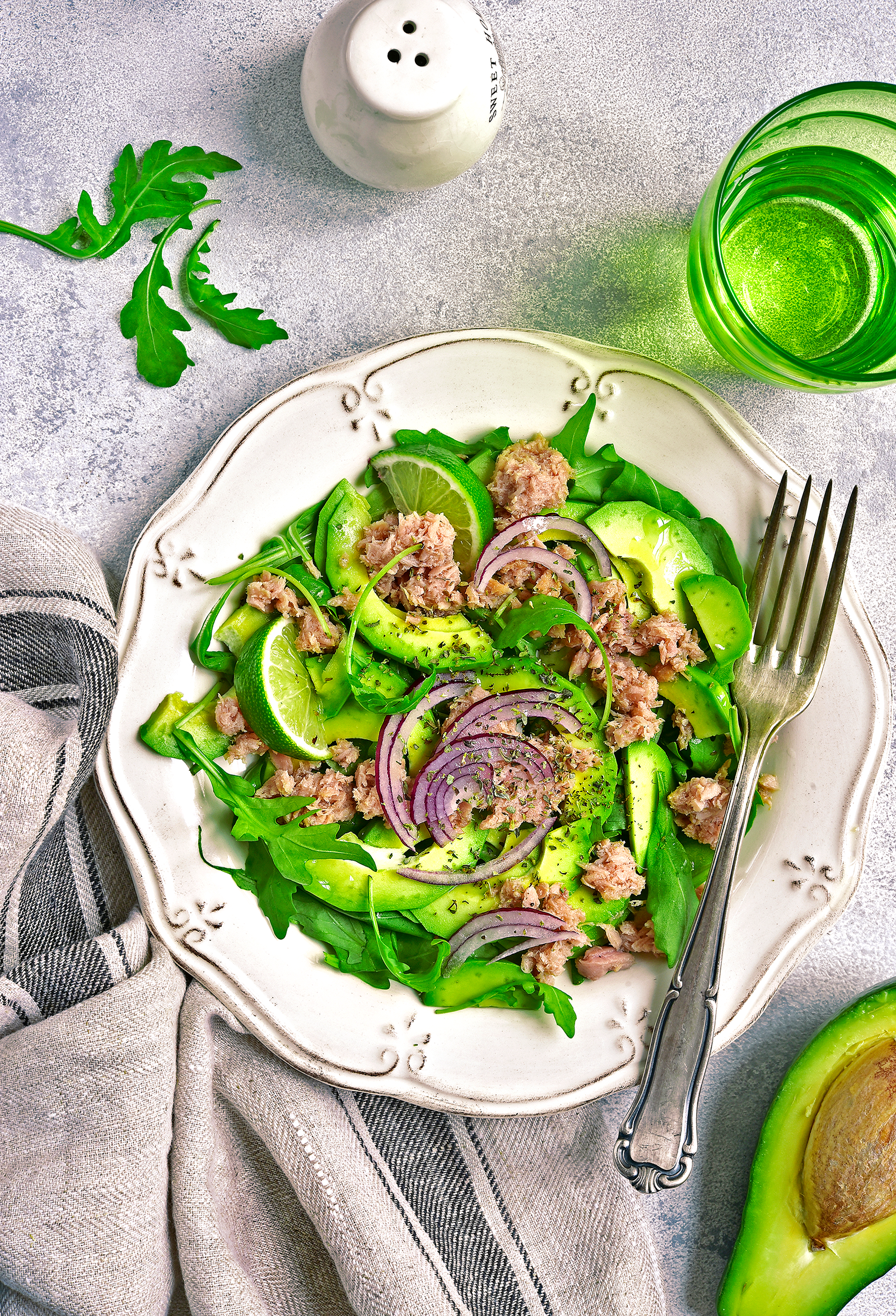 Amanida d'alvocat, tonyina i ruca