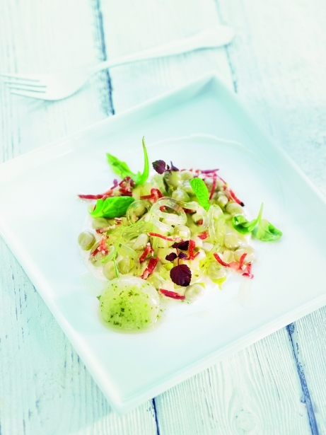 Ensalada de habitas con queso griego y sorbete de mojito