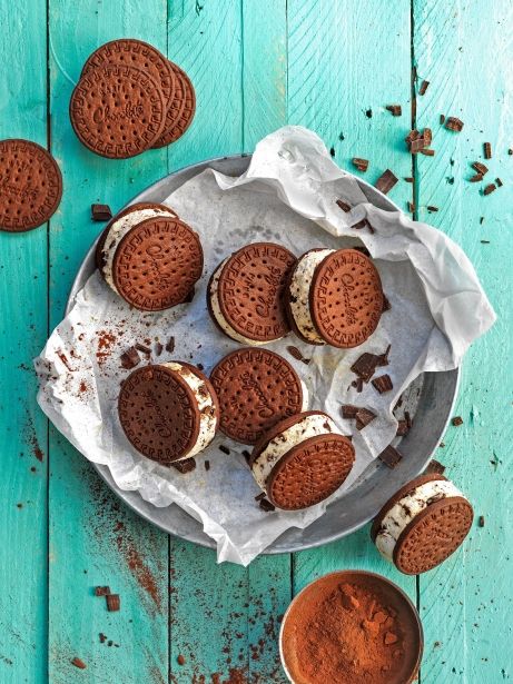 Galletas de helado de vainilla con chips de chocolate