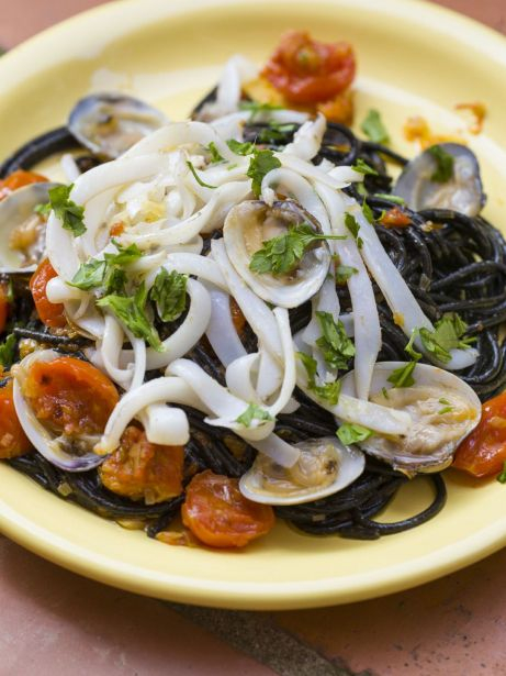 Pasta negra con almejas y sepia