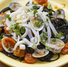 Pasta negra amb cloïsses i sípia