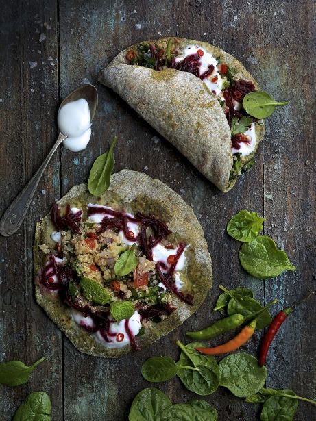 'Flat Bread' de espinacas con tabule y salsa cítrica de yogur