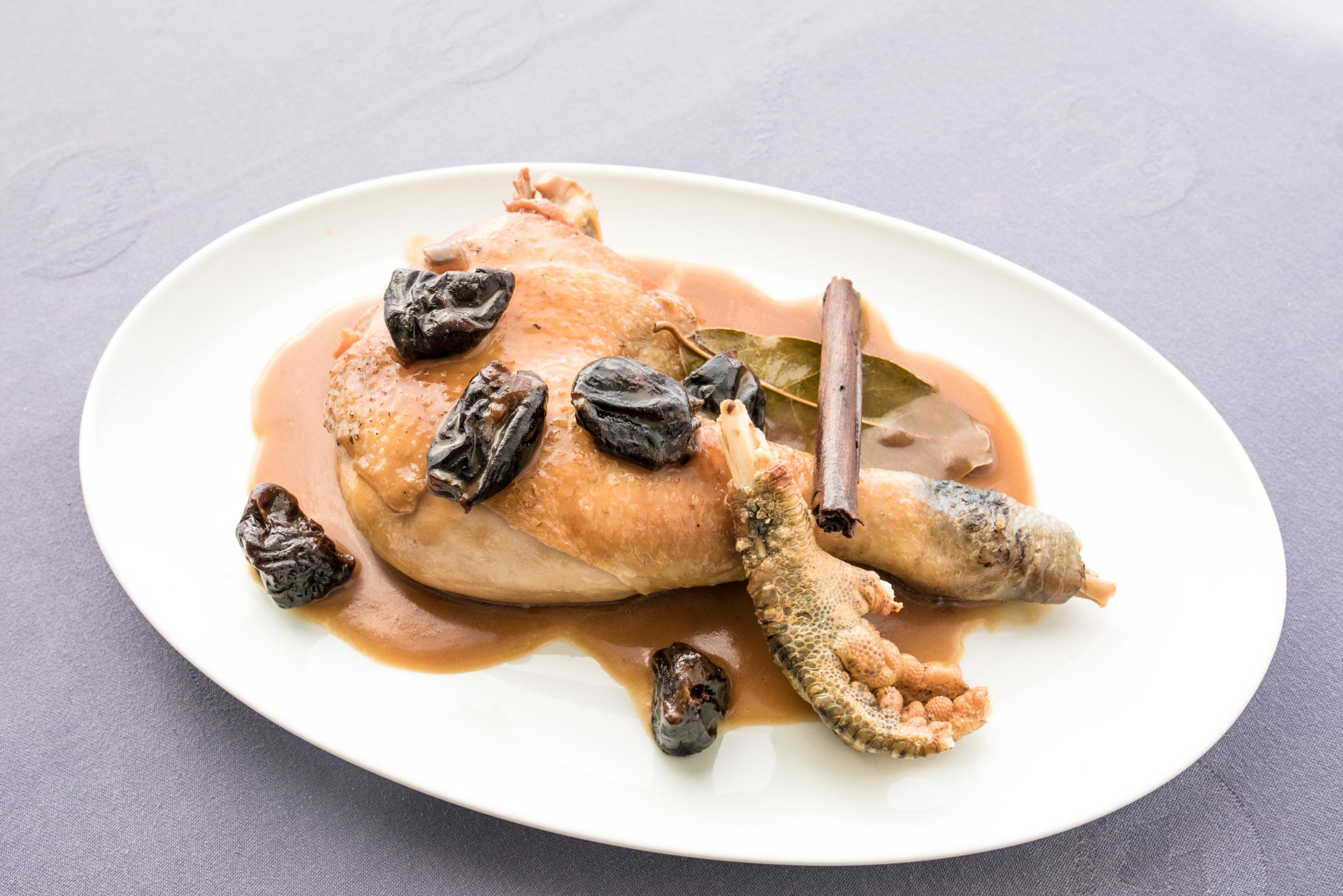 Gall del Penedès amb canyella i prunes