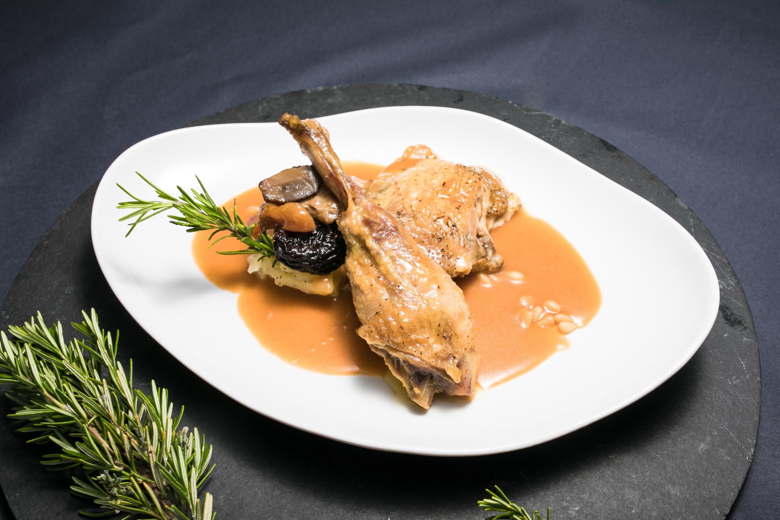 Gall del Penedès al cabernet amb cebetes, orellanes i bolets