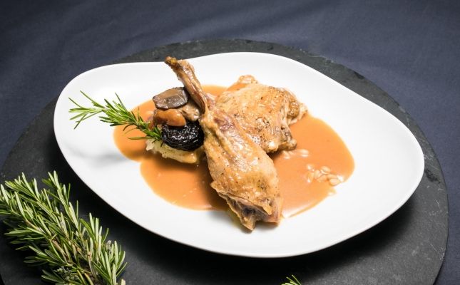 Gall del Penedès al cabernet amb cebetes, orellanes i bolets