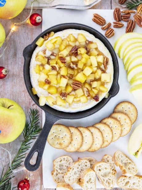 Queso brie, manzanas caramelizadas y nueces pecán