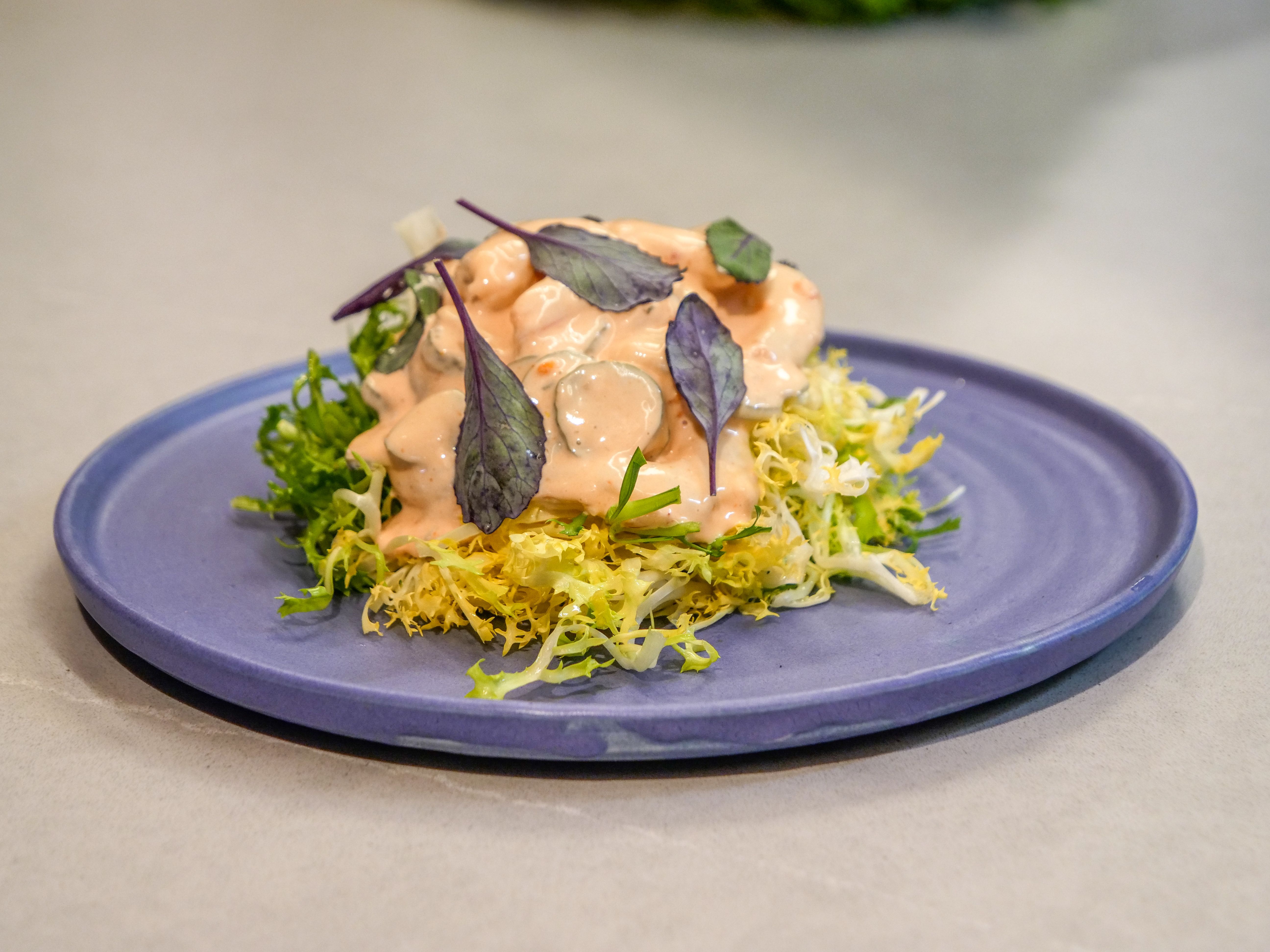 Amanida d'escarola i còctel de gambes