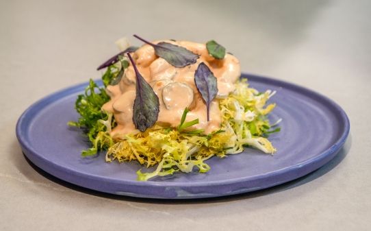 Ensalada de escarola y cóctel de gambas