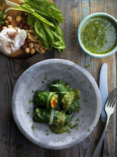 Saquitos de acelgas rellenas de verduras salteadas y pesto de acelgas