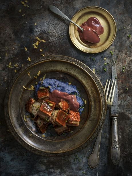 Dados de 'porchetta' con puré de patatas al limón y salsa de vino marsala