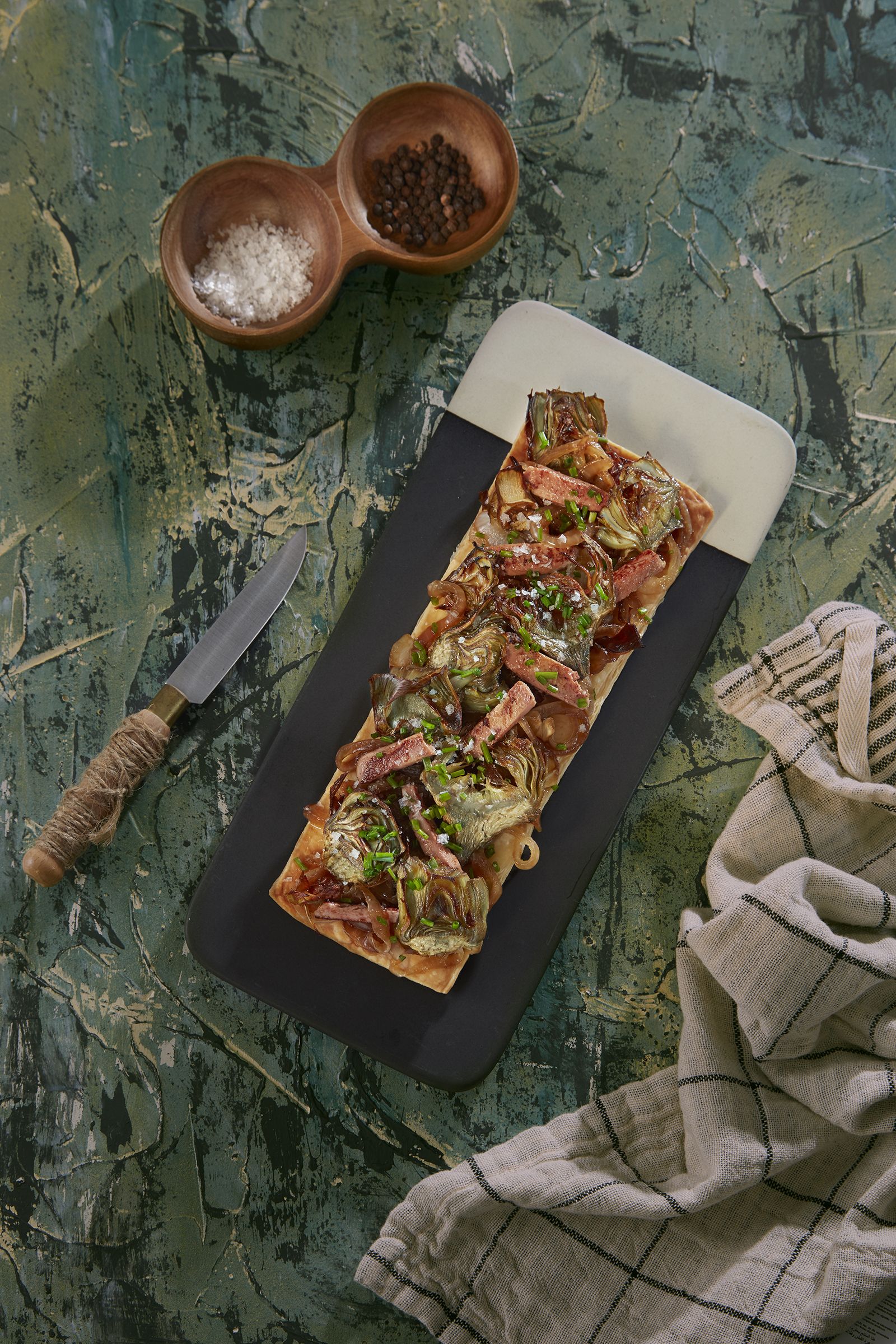 Coca de cors de carxofa amb 'foie' i ceba caramel·litzada