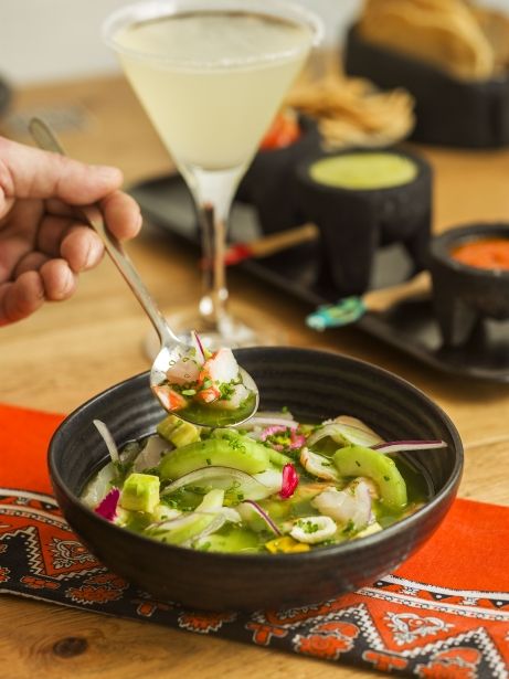 'Aguachile' verde de camarones y corvina