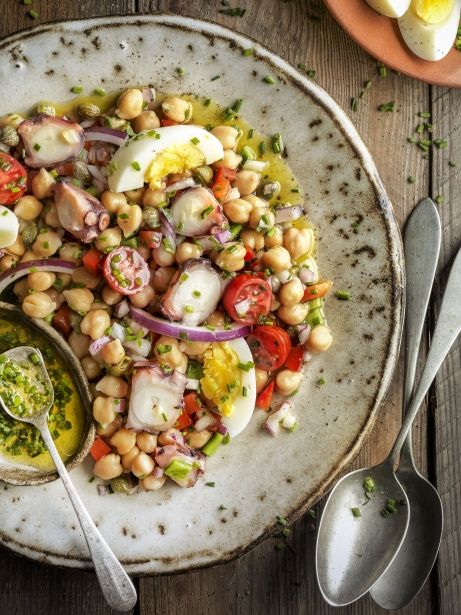 Cóctel de garbanzos y pulpo con espinacas y huevos duros