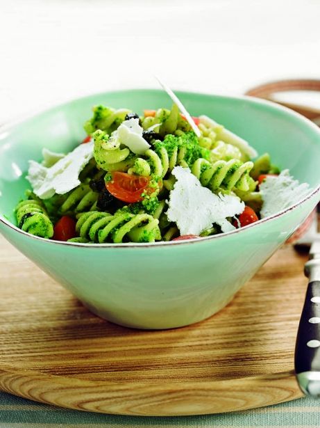 Ensalada de pasta con aceitunas, pesto de albahaca y ricotta