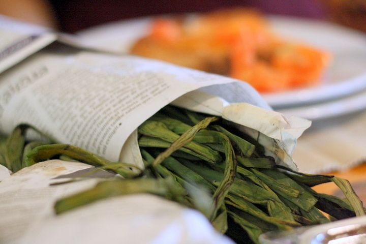 Calçots embolicats amb paper